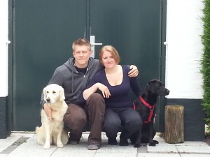 Lilly und Elle mit Familie Golden Retriver-Labrador Mix und Labrado